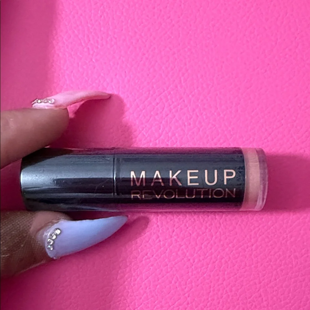 Makeup Revolution Lipstick love nude
